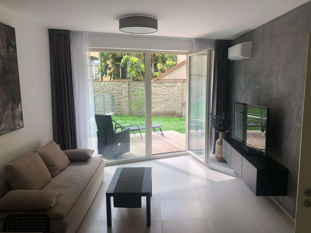 Luxury Apartment With Private Garden Прага Экстерьер фото