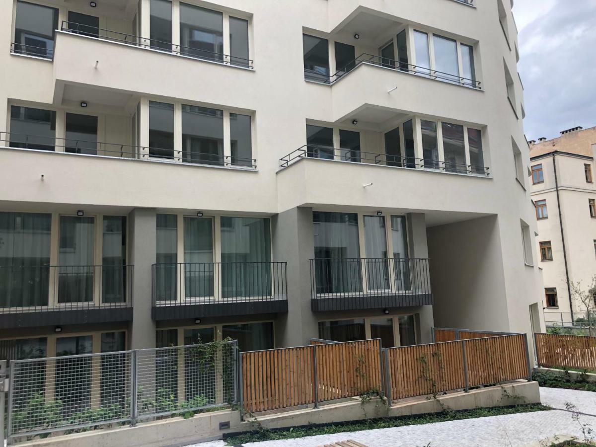 Luxury Apartment With Private Garden Прага Экстерьер фото